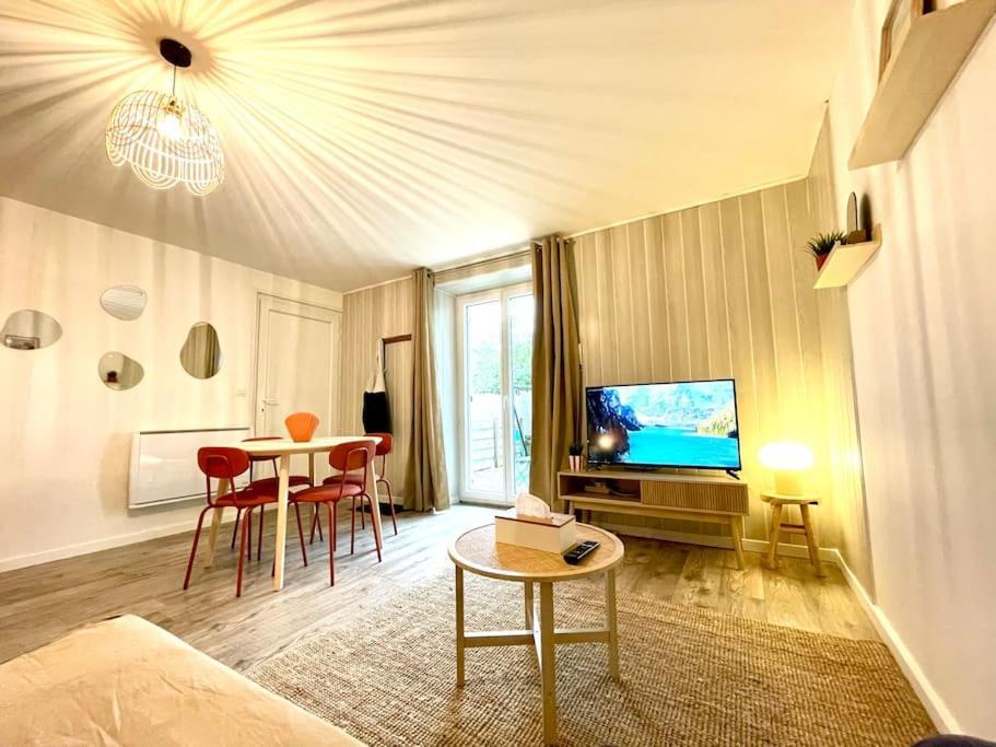 Grand Chez Soi - Queen Size Bed - Terrasse Apartment Oyonnax